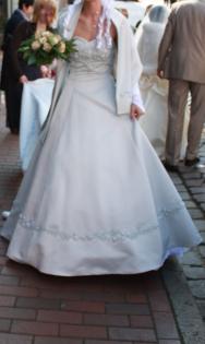 Wunderschönes Brautkleid mit langer Schleppe